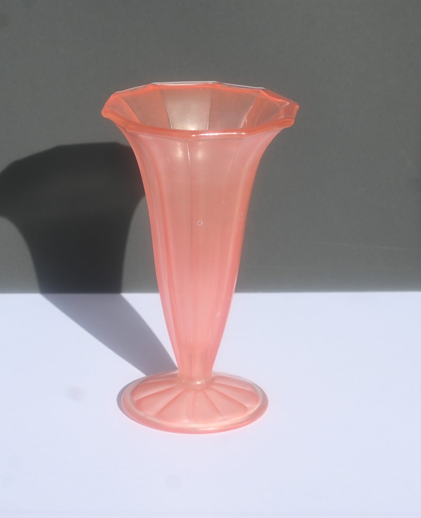 Rare art deco 1930's walther & sohne salmon pink trafalgar glass vase