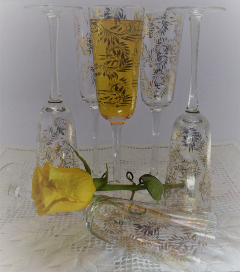 Long stemmed Champagne Flutes. Gold printed leaf design. Party glassware. Special Occasion Glassware. Set of 6