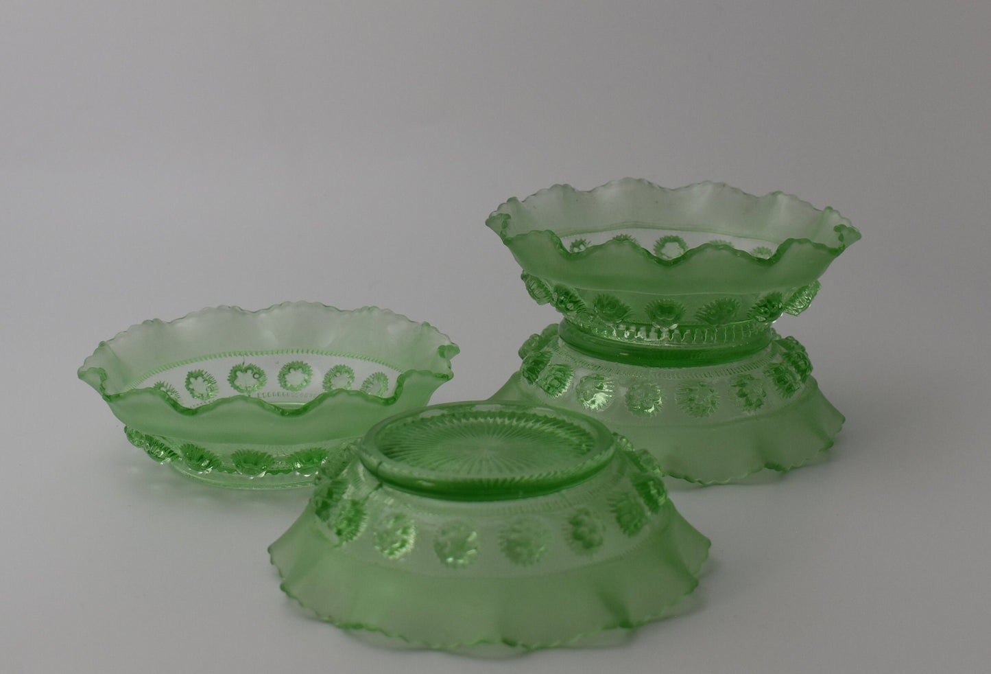 Art Deco - Davidson #269 - Green Glass 'Blackberry Prunt' Bowl Set.